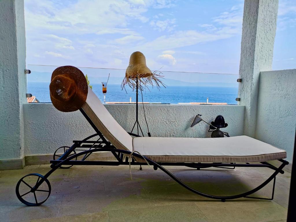 krzesło z kapeluszem na balkonie w obiekcie Lavandula w mieście Labin