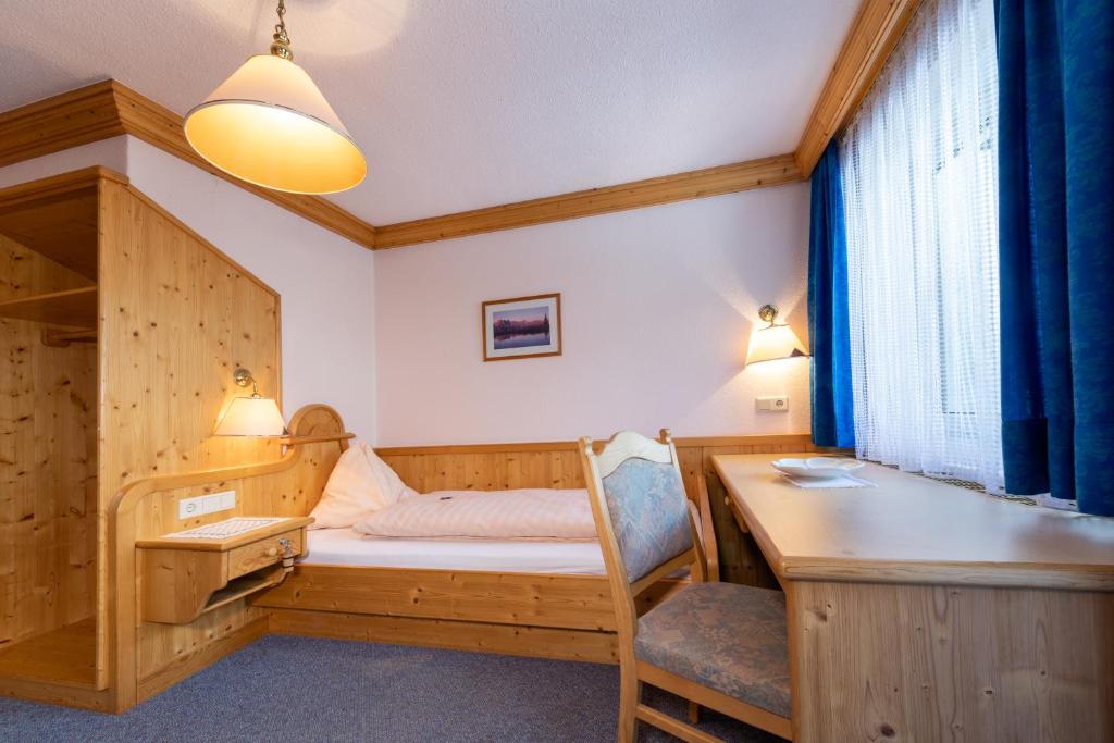 Postel nebo postele na pokoji v ubytování Alpenhof