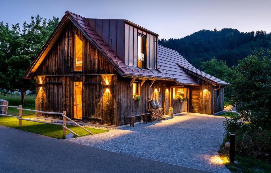 Una gran casa de madera con luces. en Scheune Anni, en Gutach