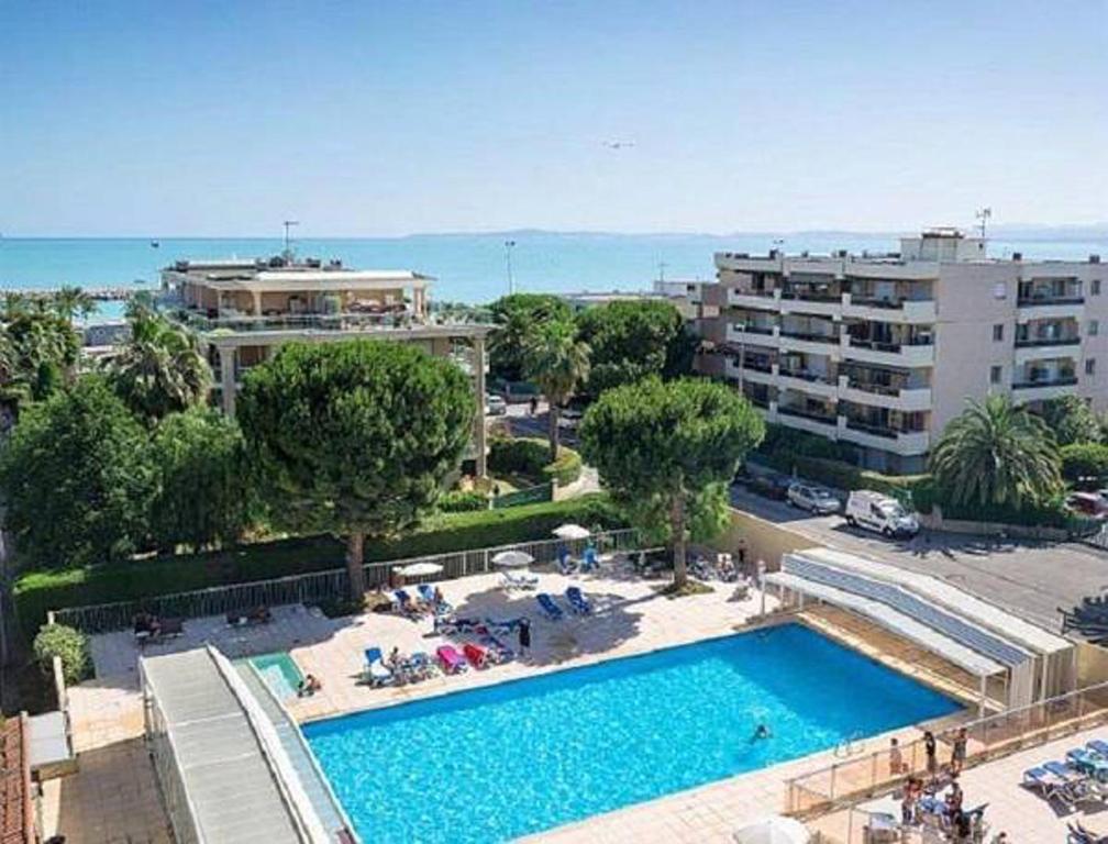 uma vista superior de uma piscina num resort em Studio a Saint Laurent du Var a 100 m de la plage avec piscine partagee jardin clos et wifi em Saint-Laurent-du-Var