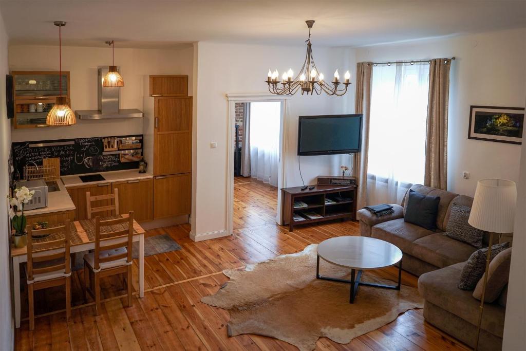 海烏姆的住宿－Stylowy Apartament w Kamienicy，客厅配有沙发和桌子