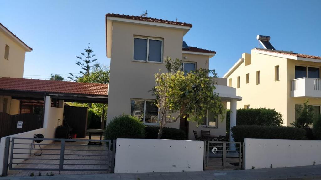 a house with a gate in front of it at Sunrise Villa in Pervolia