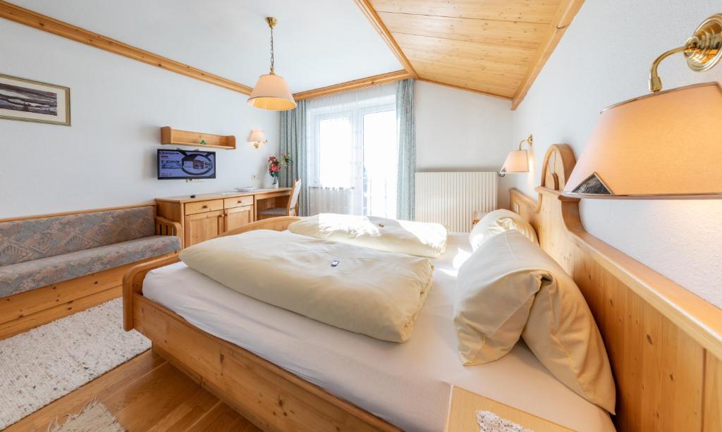Postel nebo postele na pokoji v ubytování Alpenhof