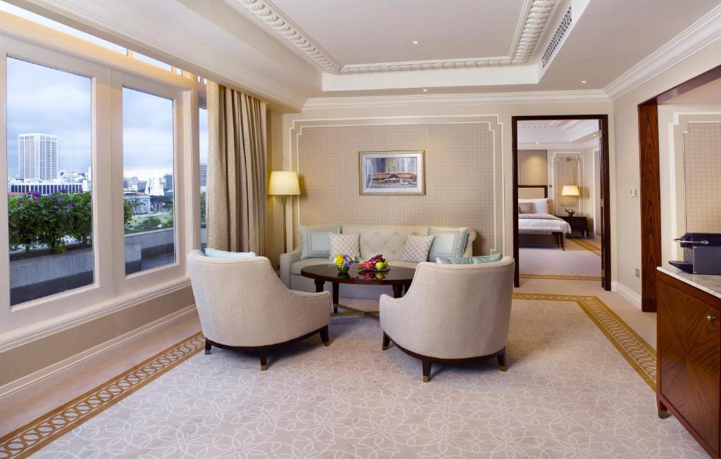 Khu vực ghế ngồi tại The Fullerton Hotel Singapore