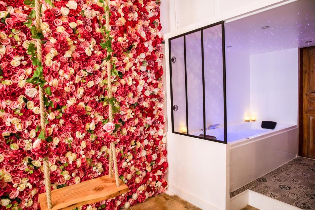 モンペリエにあるSuite romantique avec Jacuzzi - Hypercentre, Place Jean Jaurèsの窓際の花壁