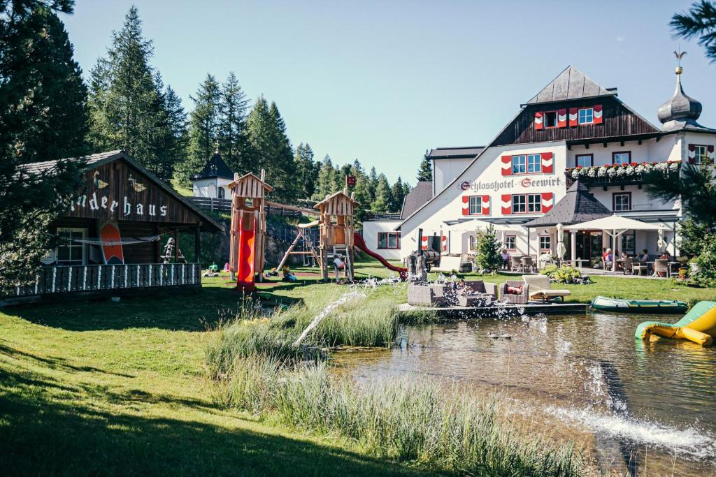ein Resort mit einem Wasserpark und einem Spielplatz in der Unterkunft Schlosshotel Seewirt in Turracher Hohe