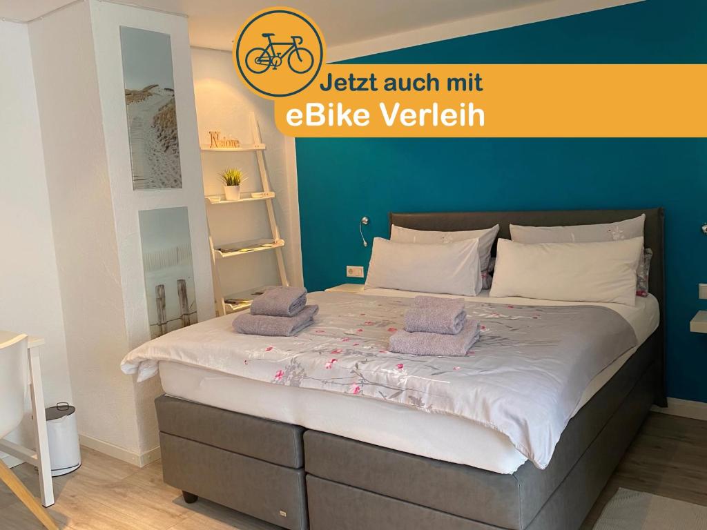 een slaapkamer met een groot bed met een blauwe muur bij Ferienwohnung Familie Seuferle in Schweigen-Rechtenbach