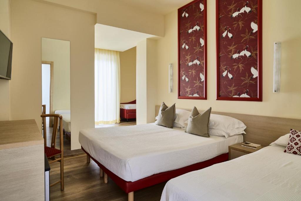 Hotel La Fenice tesisinde bir odada yatak veya yataklar