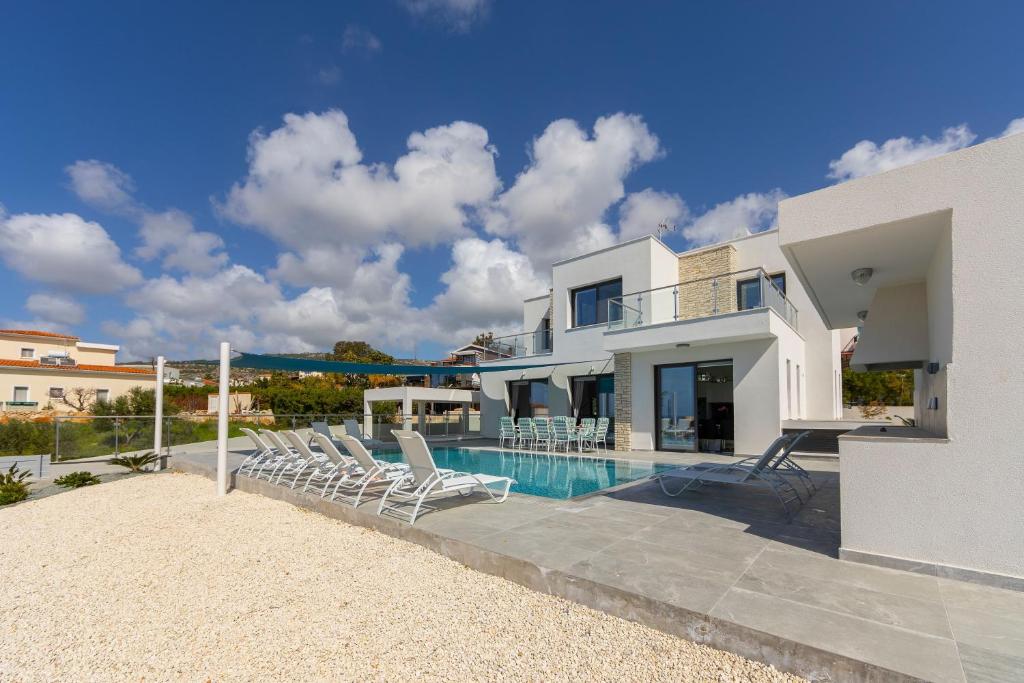 Swimmingpoolen hos eller tæt på Villa Aldebaran