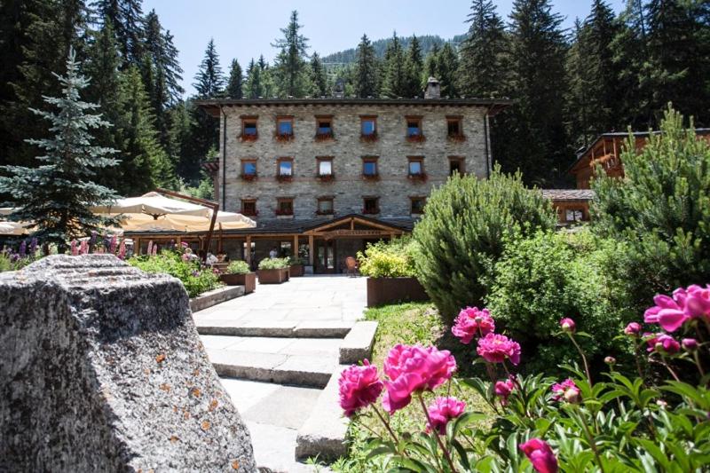 un edificio con un ramo de flores delante de él en Chalet Eden Eco Hotel, Restaurant & Wellness, en La Thuile