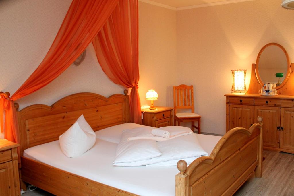 Landgasthof Zur Goldenen Aue - King Room With Roll-In Shower - Disability Access