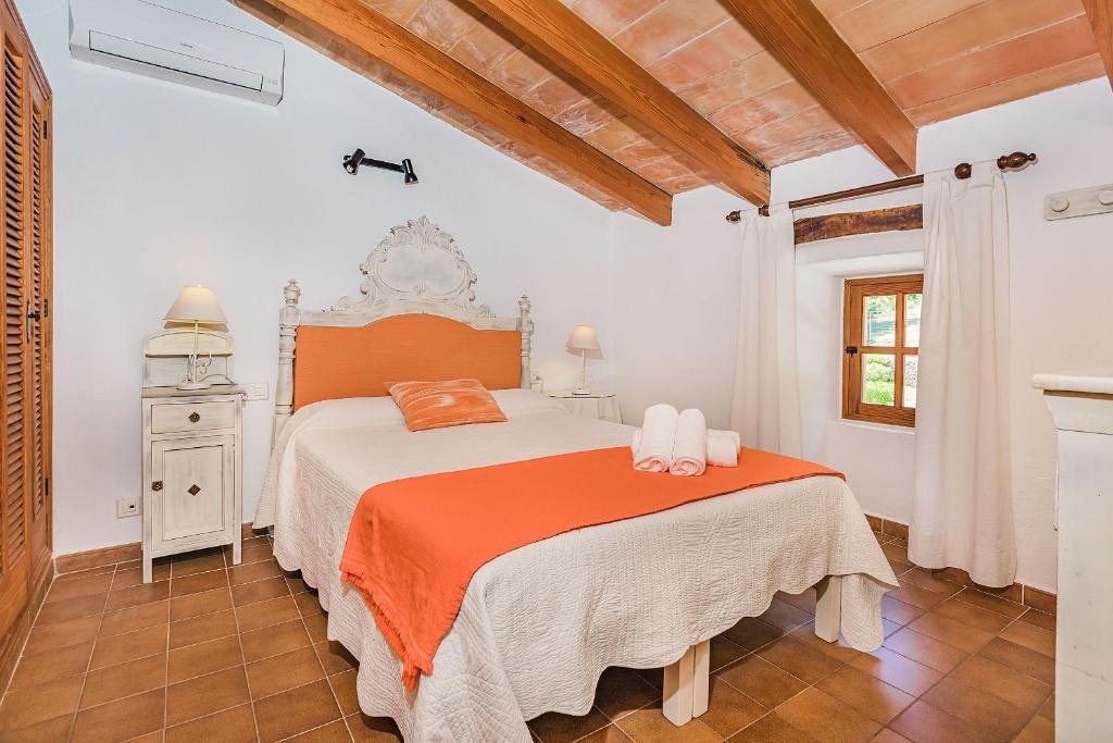 A bed or beds in a room at Picassa