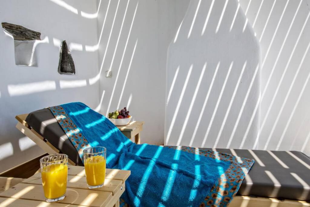 dwie szklanki soku pomarańczowego siedzące na stole w obiekcie Beachside Villa Agios Sostis w mieście Agios Sostis