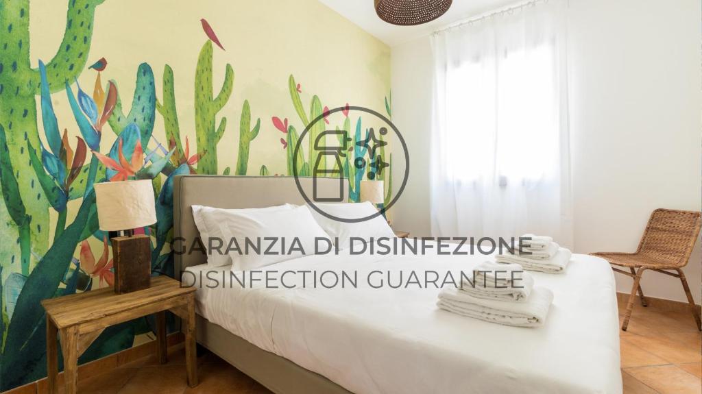 una camera da letto con un letto e un dipinto sul muro di Italianway - Ottoventi Apartments a Lampedusa