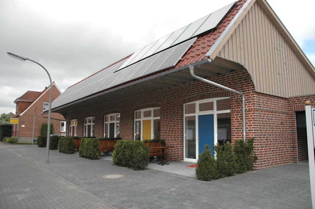 ein Backsteingebäude mit einem Solarium darüber in der Unterkunft Göcke's Haus und Garten - Remise in Wettringen