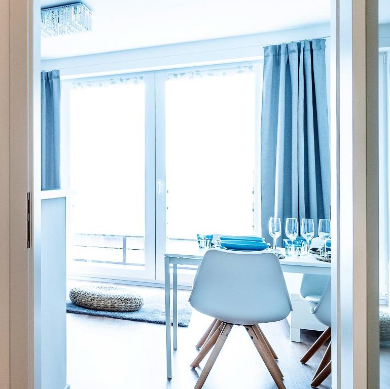 jadalnia ze stołem i krzesłami oraz oknem w obiekcie HOME 223 - designový apartmán w Igławie