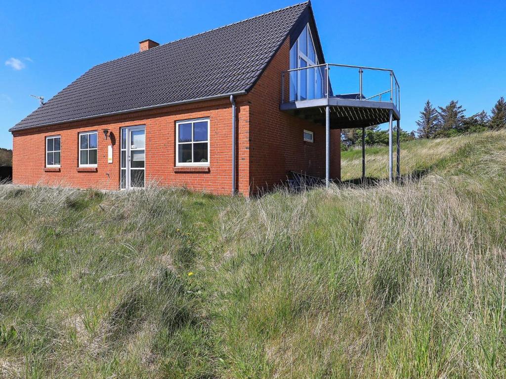 une maison assise au sommet d'une colline dans l'établissement 8 person holiday home in Hanstholm, à Vigsø