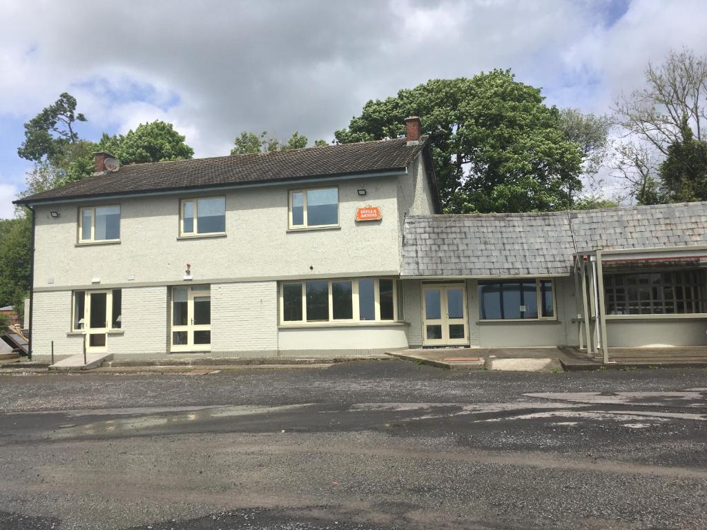 un gran edificio blanco con muchas ventanas en The Foxes Covert en Multyfarnham