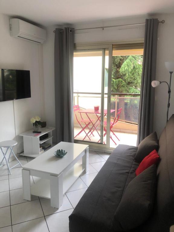 ein Wohnzimmer mit einem Sofa und einem Tisch in der Unterkunft Cannes center in Cannes