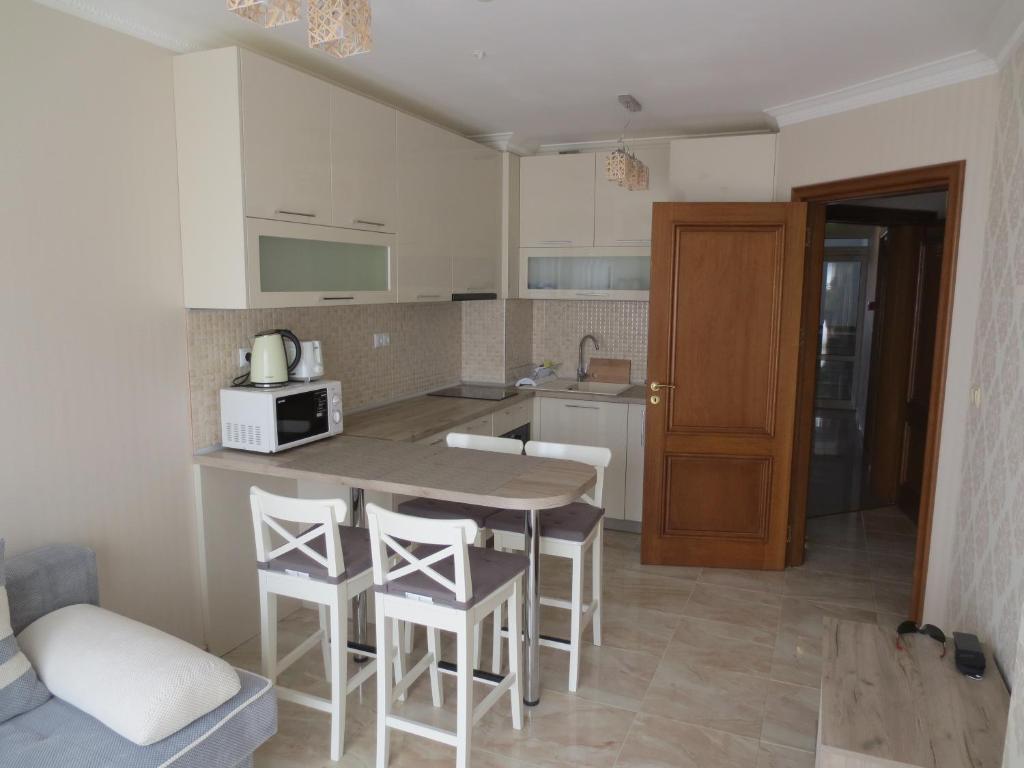 Kuchyň nebo kuchyňský kout v ubytování PORTO PARADISO Apart Complex