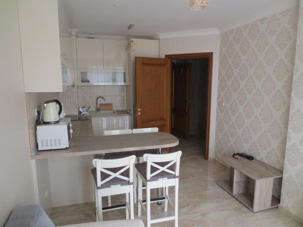 Kuchyň nebo kuchyňský kout v ubytování PORTO PARADISO Apart Complex