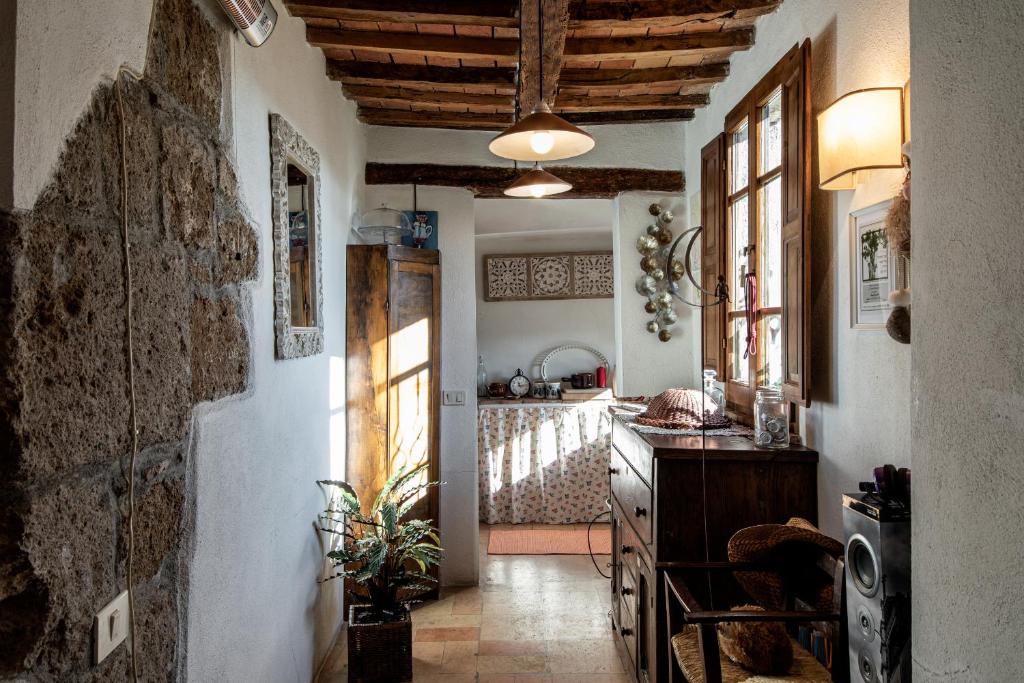 kuchnia ze stołem i łóżko w pokoju w obiekcie Casa Marghera House Winery Bikes w mieście Pitigliano