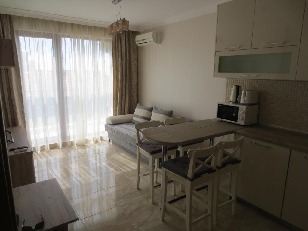 Kuchyň nebo kuchyňský kout v ubytování PORTO PARADISO Apart Complex