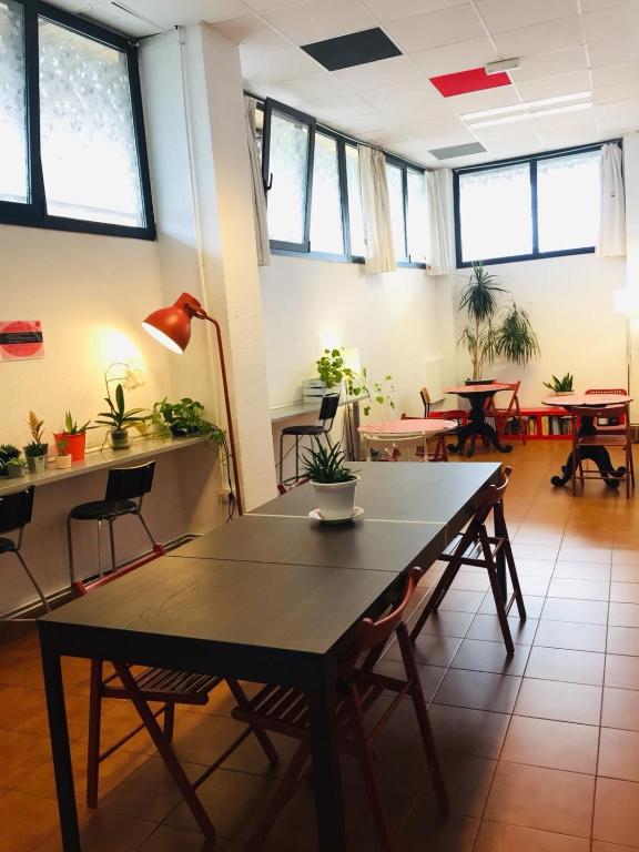 Posezení v ubytování Bilbao Akelarre Hostel