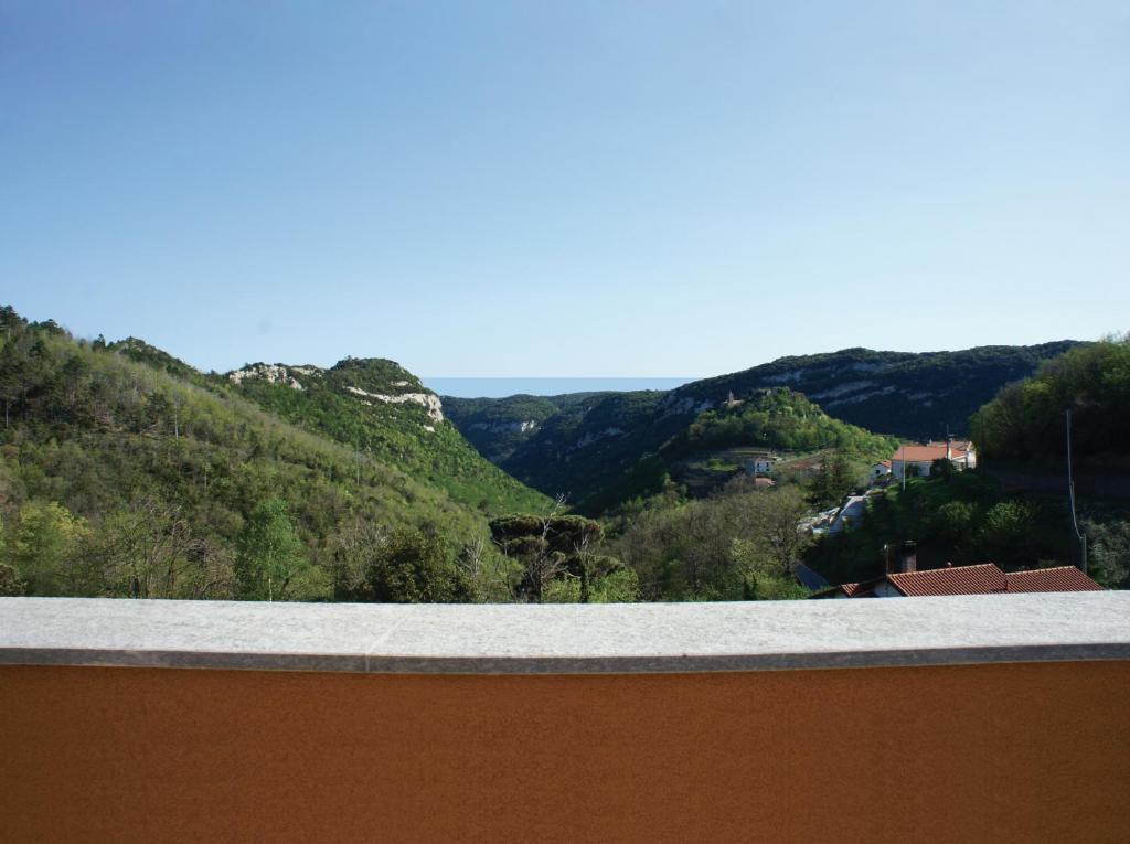 vistas a las montañas desde el techo de una casa en Agriturismo Zenestrin, en Orco Feglino
