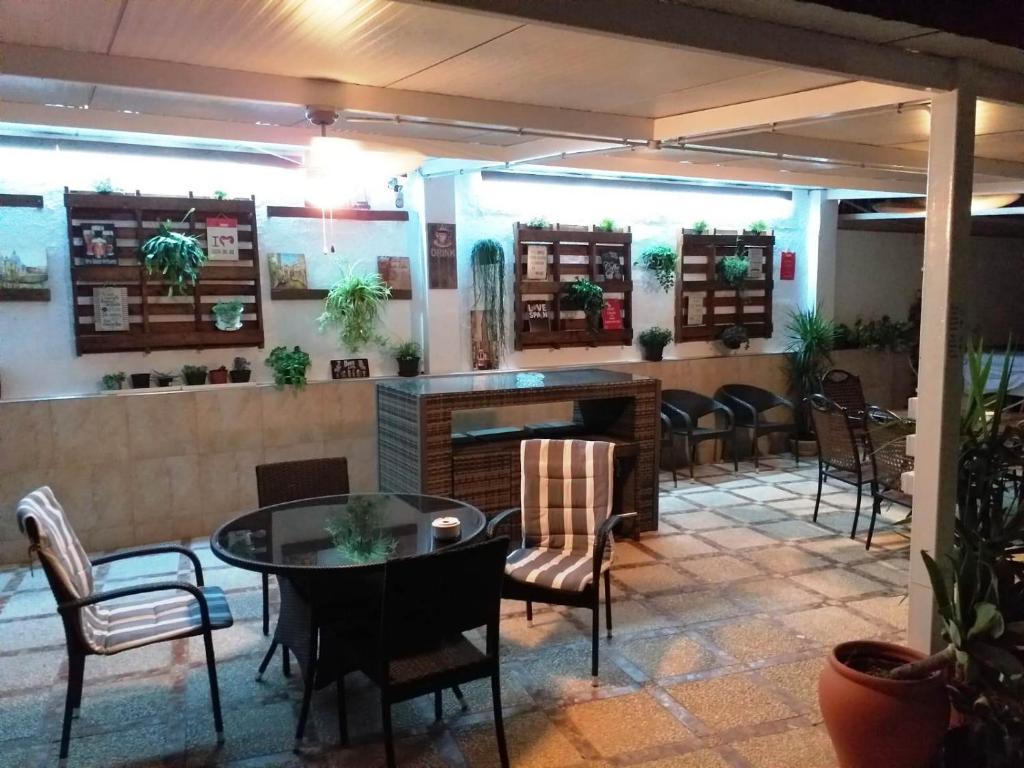 Reštaurácia alebo iné gastronomické zariadenie v ubytovaní Hostal Kokkola