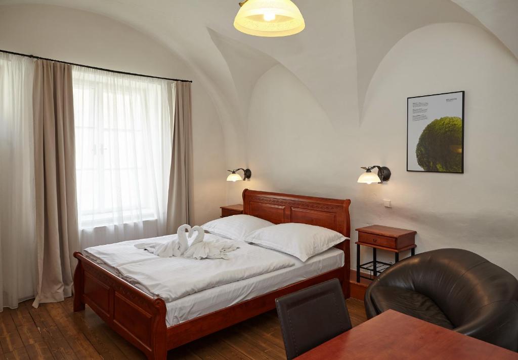 Postel nebo postele na pokoji v ubytování Residence Muzeum Vltavínů