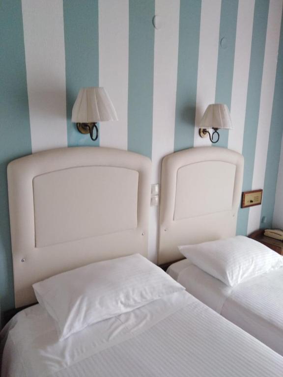 Postel nebo postele na pokoji v ubytování Kouros Hotel