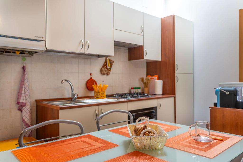 une cuisine avec une table et un panier dans l'établissement LEISURE & BUSINESS (Tempo libero & Business), à Buttrio