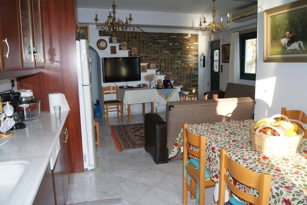 Kuchyň nebo kuchyňský kout v ubytování Seafront Maisonette in Kardamyli