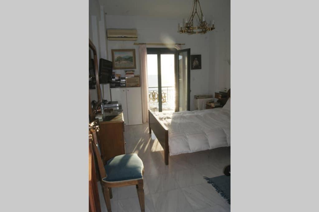 Postel nebo postele na pokoji v ubytování Seafront Maisonette in Kardamyli