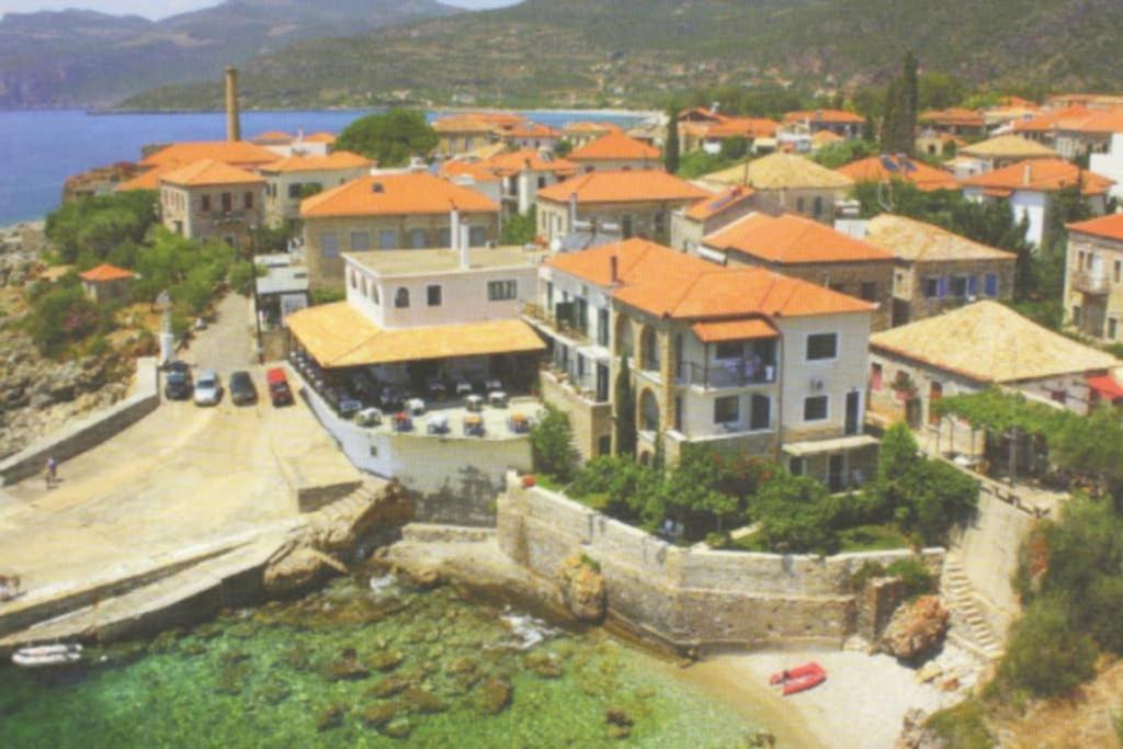 una vista aérea de una ciudad con una casa grande en Seafront Maisonette in Kardamyli en Kardamyli