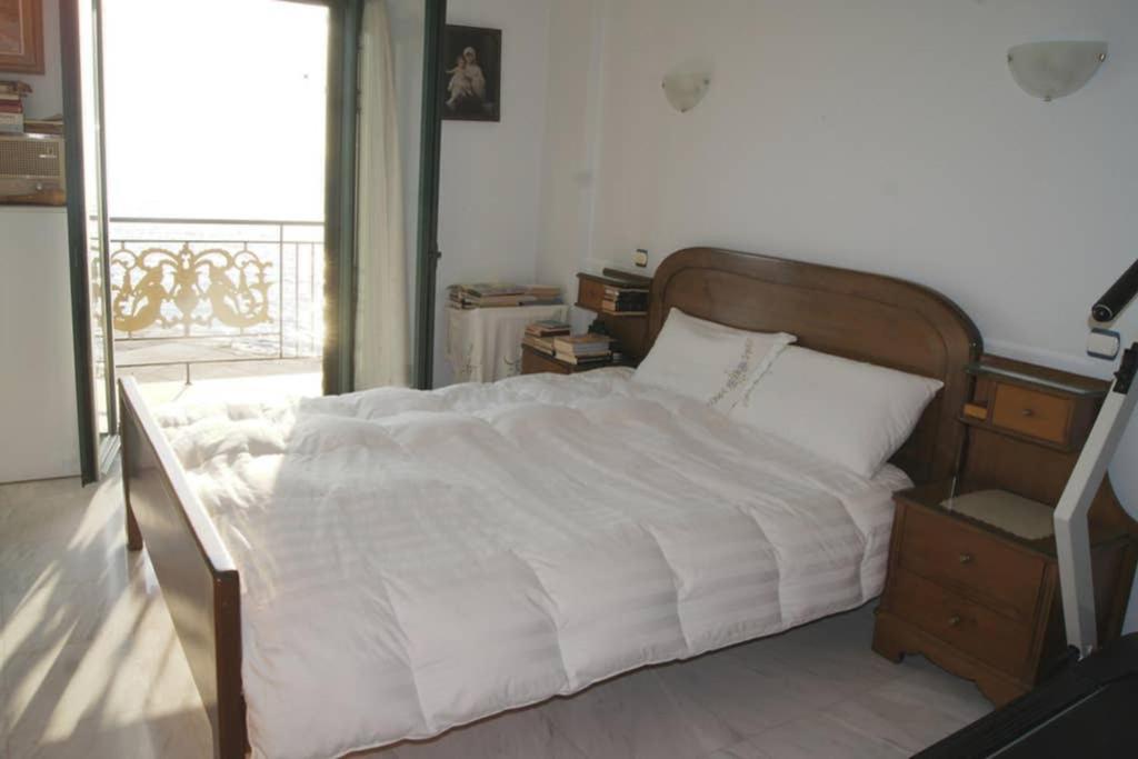 Postel nebo postele na pokoji v ubytování Seafront Maisonette in Kardamyli