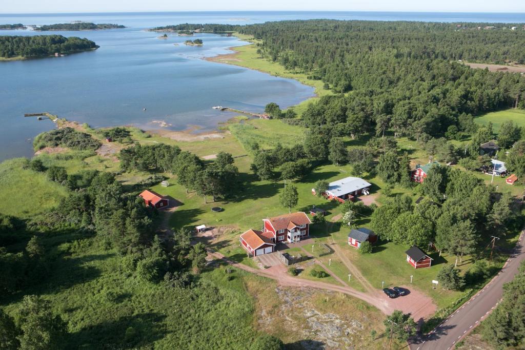 una vista aerea di una casa sulla riva di un lago di Djurviks Gästgård a Gottby
