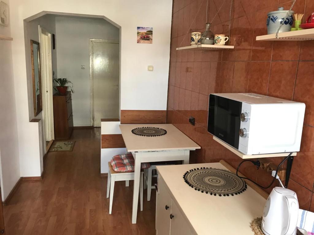 una piccola cucina con tavolo e forno a microonde di Sara Apartman a Târgu-Mureş