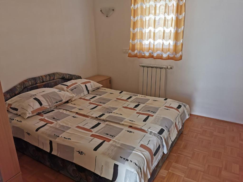 duże łóżko w pokoju z oknem w obiekcie Apartma Jowz w mieście Bovec