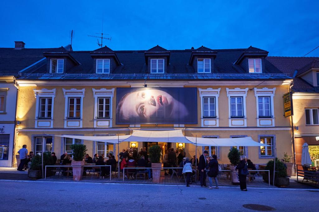 un grand panneau d'affichage sur le côté d'un bâtiment dans l'établissement Brauhaus Breznik, à Bleiburg