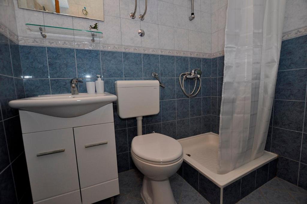 Koupelna v ubytování Apartmani More