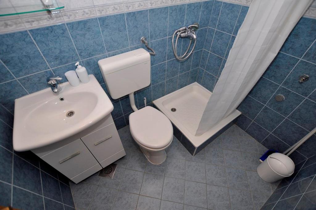 Koupelna v ubytování Apartmani More