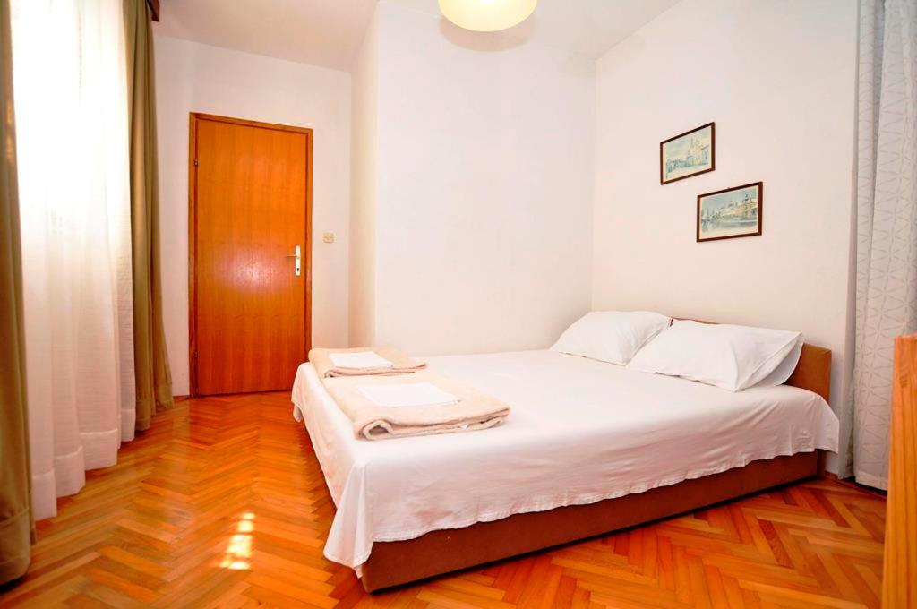 Postel nebo postele na pokoji v ubytování Apartmani More