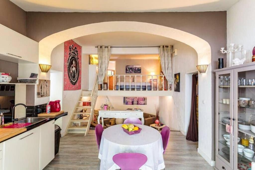 kuchnia ze stołem i fioletowymi krzesłami w pokoju w obiekcie La maison de Tao w Aix-en-Provence