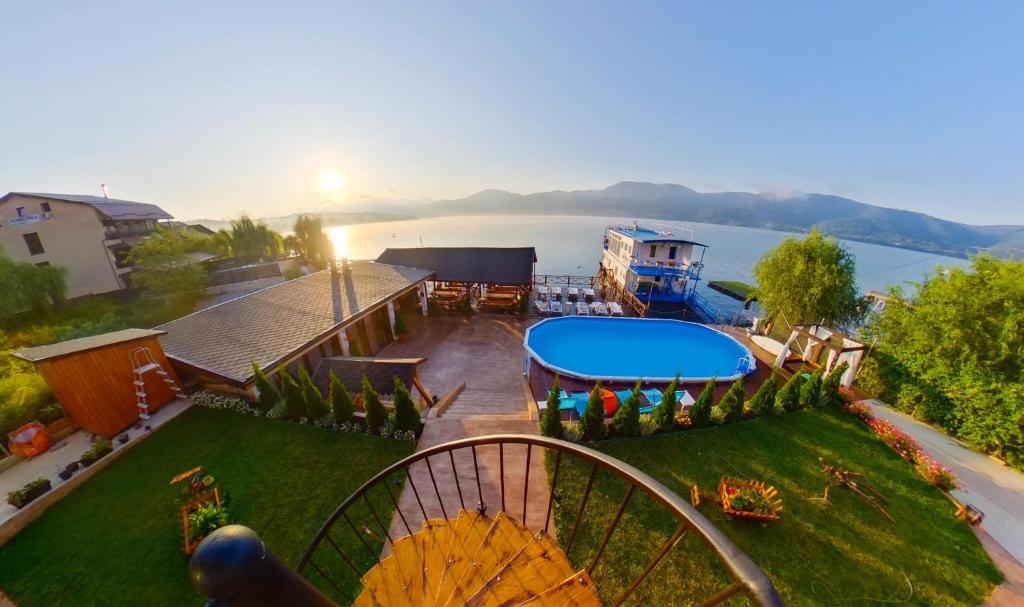 una vista aérea de un patio trasero con piscina en Mustaciosul Dunarii en Eşelniţa