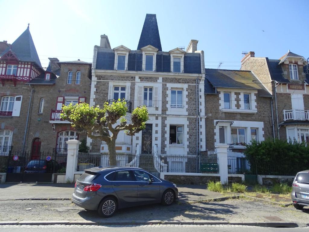 un'auto parcheggiata di fronte a una grande casa di 46 Avenue Pasteur a Saint Malo