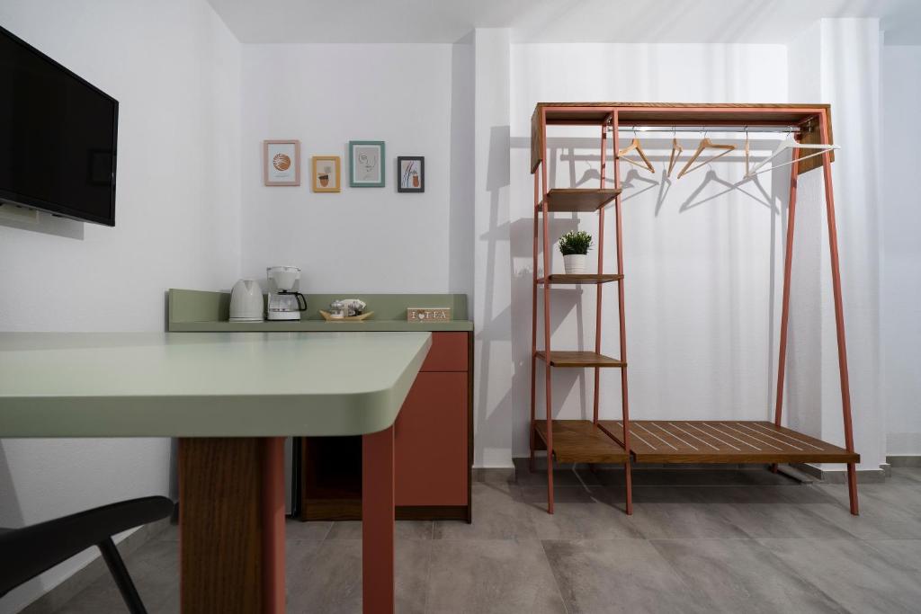 Televízia a/alebo spoločenská miestnosť v ubytovaní Hermes Design Suites