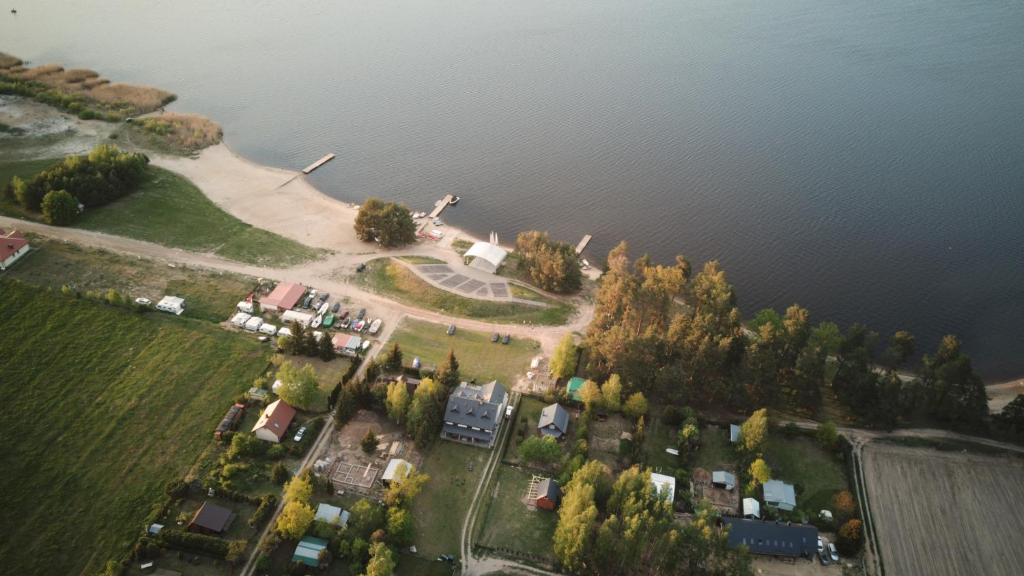 una vista aérea de una isla en el agua en Żubr Nad Zalewem, en Łuka