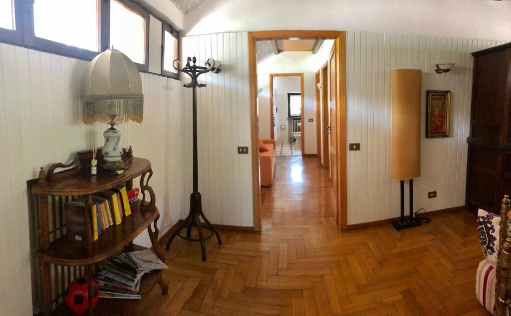 Knihovna v apartmánu